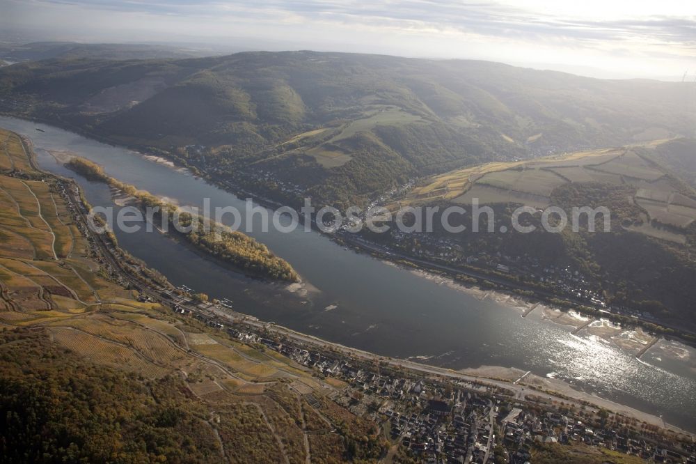 Aerial photograph Lorch - Shore areas exposed by low-water level riverbed on the Rhine river in Lorch in the state Hesse, Germany. The Lorcher Werth is an inland island in the Rhine. It consists of two islands, the Great and the Little Lorcher Werth, which connects a dam