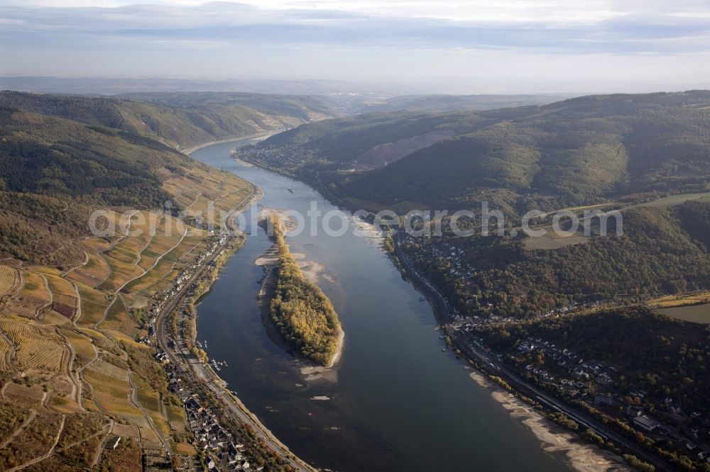 Lorch from above - Shore areas exposed by low-water level riverbed on the Rhine river in Lorch in the state Hesse, Germany. The Lorcher Werth is an inland island in the Rhine. It consists of two islands, the Great and the Little Lorcher Werth, which connects a dam