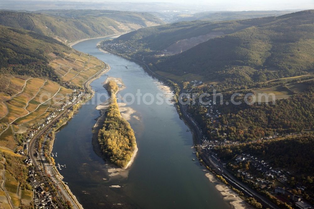 Lorch from the bird's eye view: Shore areas exposed by low-water level riverbed on the Rhine river in Lorch in the state Hesse, Germany. The Lorcher Werth is an inland island in the Rhine. It consists of two islands, the Great and the Little Lorcher Werth, which connects a dam