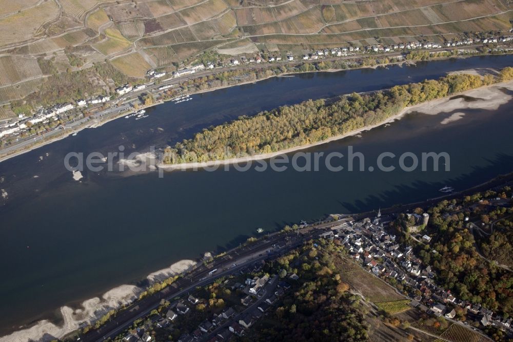 Aerial image Lorch - Shore areas exposed by low-water level riverbed on the Rhine river in Lorch in the state Hesse, Germany. The Lorcher Werth is an inland island in the Rhine. It consists of two islands, the Great and the Little Lorcher Werth, which connects a dam