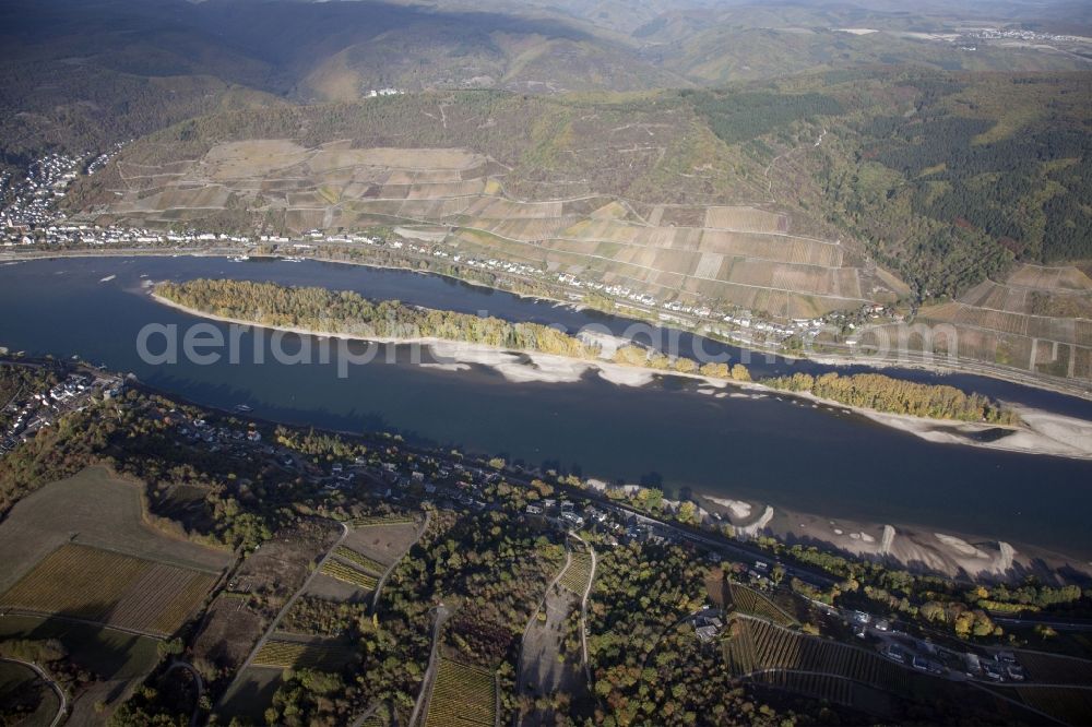 Aerial photograph Lorch - Shore areas exposed by low-water level riverbed on the Rhine river in Lorch in the state Hesse, Germany. The Lorcher Werth is an inland island in the Rhine. It consists of two islands, the Great and the Little Lorcher Werth, which connects a dam