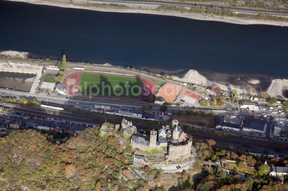 Aerial photograph Oberwesel - Shore areas exposed by low-water level riverbed on the Rhine river in Oberwesel in the state Rhineland-Palatinate, Germany