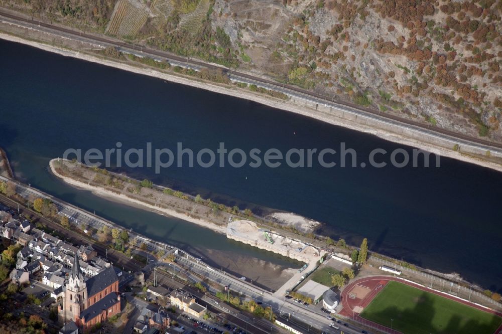 Oberwesel from above - Shore areas exposed by low-water level riverbed on the Rhine river in Oberwesel in the state Rhineland-Palatinate, Germany