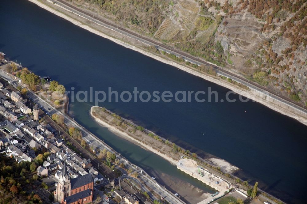 Oberwesel from the bird's eye view: Shore areas exposed by low-water level riverbed on the Rhine river in Oberwesel in the state Rhineland-Palatinate, Germany