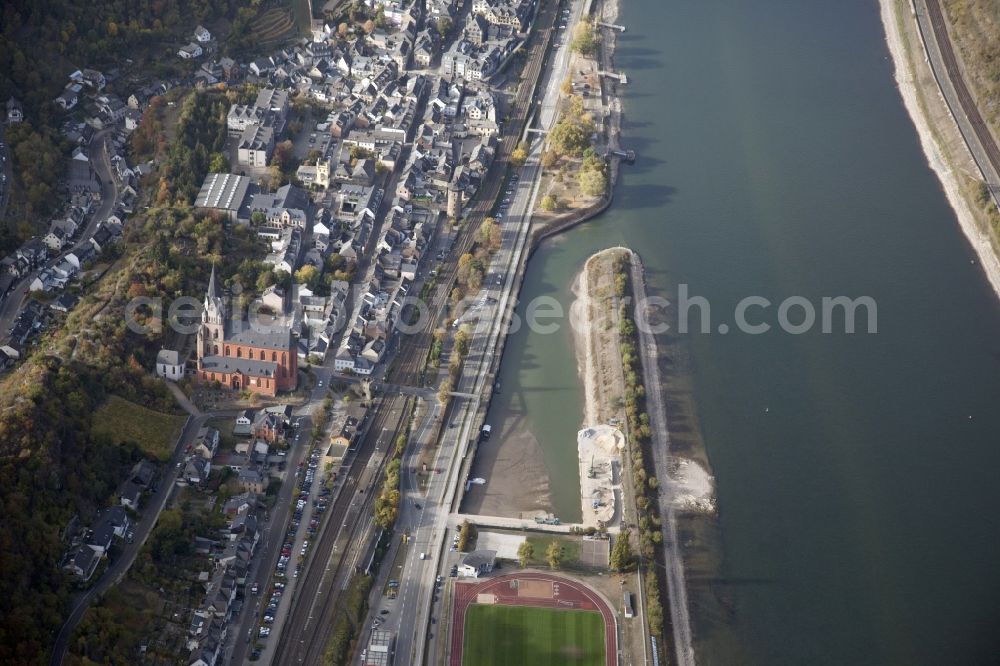 Aerial image Oberwesel - Shore areas exposed by low-water level riverbed on the Rhine river in Oberwesel in the state Rhineland-Palatinate, Germany