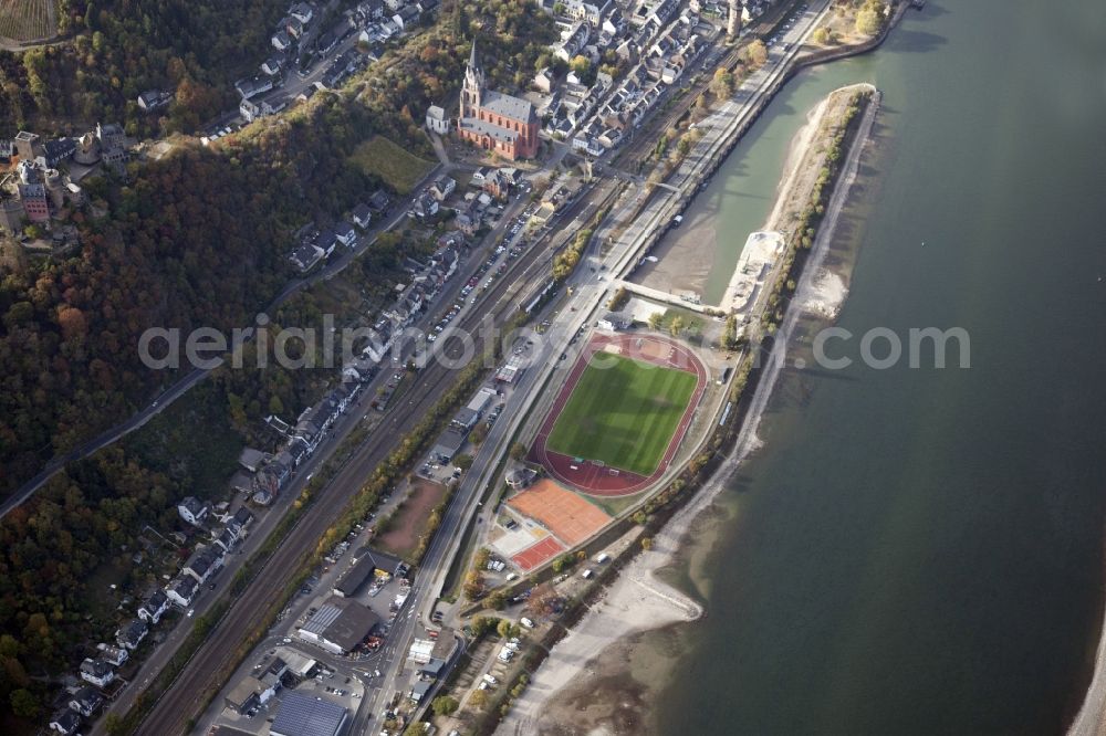 Aerial photograph Oberwesel - Shore areas exposed by low-water level riverbed on the Rhine river in Oberwesel in the state Rhineland-Palatinate, Germany