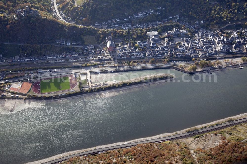 Oberwesel from the bird's eye view: Shore areas exposed by low-water level riverbed on the Rhine river in Oberwesel in the state Rhineland-Palatinate, Germany