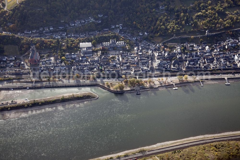 Aerial image Oberwesel - Shore areas exposed by low-water level riverbed on the Rhine river in Oberwesel in the state Rhineland-Palatinate, Germany