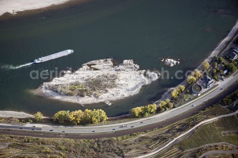 Aerial photograph Oberwesel - Shore areas exposed by low-water level riverbed on the Rhine river in Oberwesel in the state Rhineland-Palatinate, Germany