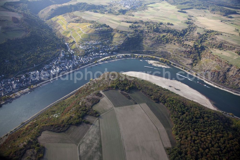 Aerial image Oberwesel - Shore areas exposed by low-water level riverbed on the Rhine river in Oberwesel in the state Rhineland-Palatinate, Germany