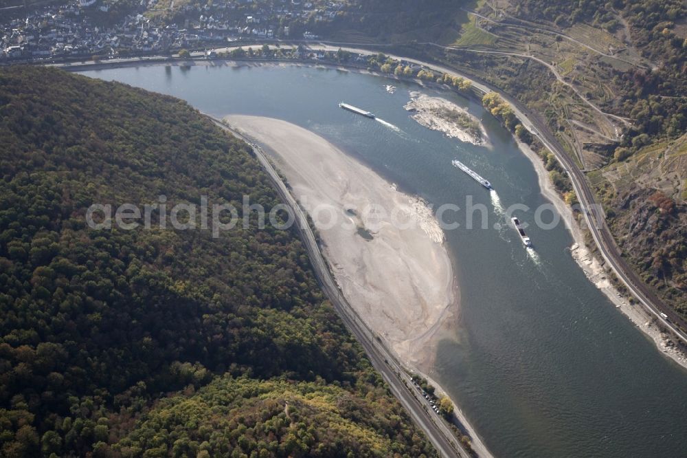 Aerial photograph Oberwesel - Shore areas exposed by low-water level riverbed on the Rhine river in Oberwesel in the state Rhineland-Palatinate, Germany