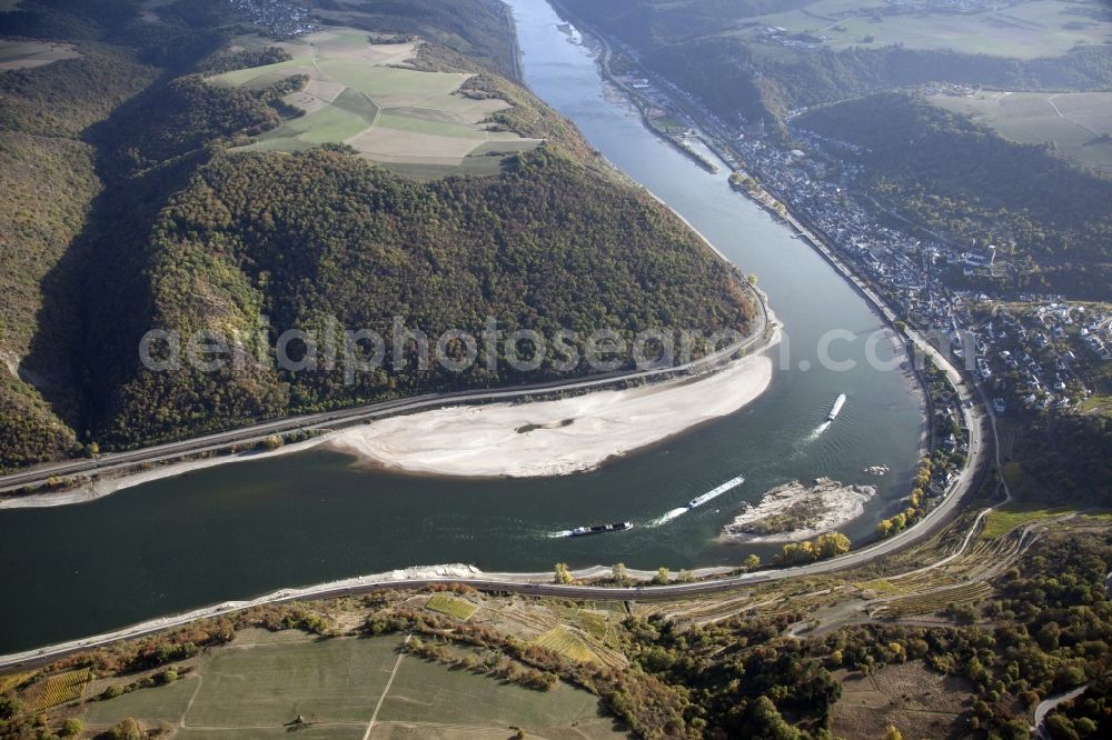 Aerial image Oberwesel - Shore areas exposed by low-water level riverbed on the Rhine river in Oberwesel in the state Rhineland-Palatinate, Germany