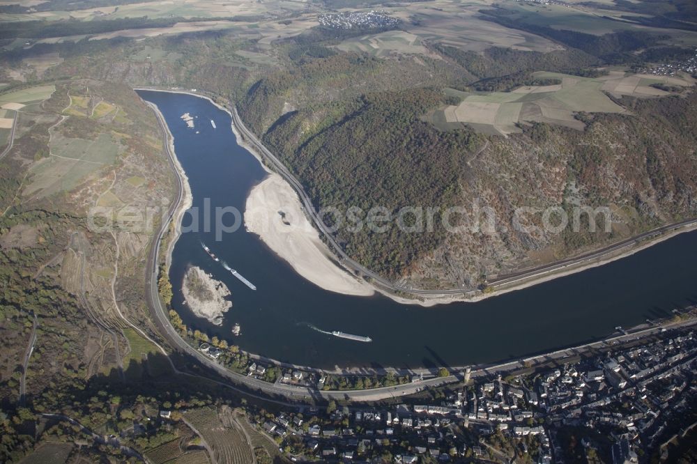 Aerial image Oberwesel - Shore areas exposed by low-water level riverbed on the Rhine river in Oberwesel in the state Rhineland-Palatinate, Germany