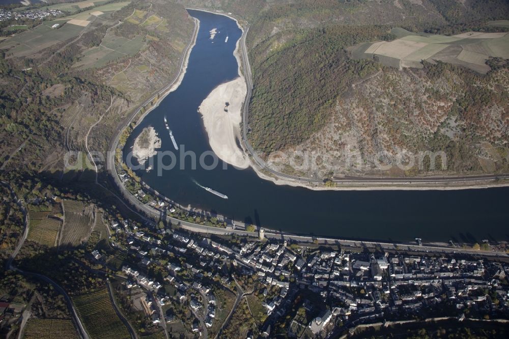 Aerial photograph Oberwesel - Shore areas exposed by low-water level riverbed on the Rhine river in Oberwesel in the state Rhineland-Palatinate, Germany