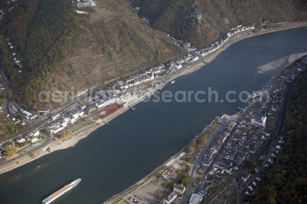 Aerial photograph Sankt Goarshausen - Shore areas exposed by low-water level riverbed on the Rhine river in Sankt Goarshausen in the state Rhineland-Palatinate, Germany