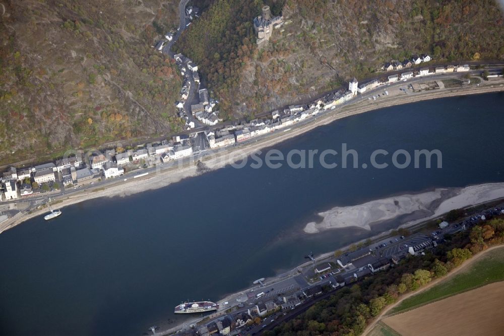 Sankt Goarshausen from above - Shore areas exposed by low-water level riverbed on the Rhine river in Sankt Goarshausen in the state Rhineland-Palatinate, Germany