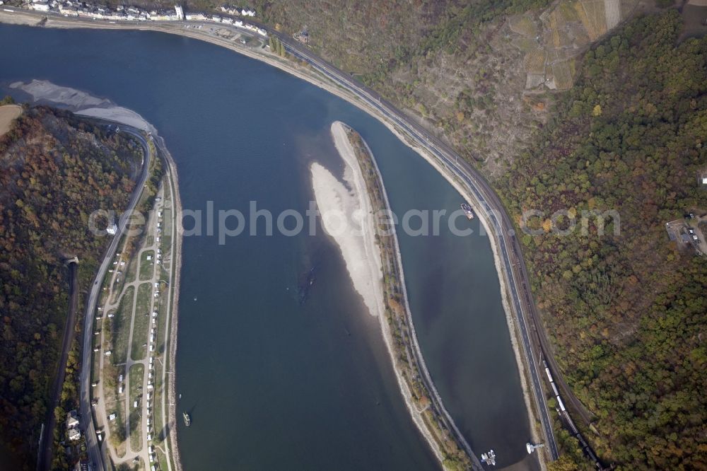 Sankt Goarshausen from the bird's eye view: Shore areas exposed by low-water level riverbed on the Rhine river in Sankt Goarshausen in the state Rhineland-Palatinate, Germany