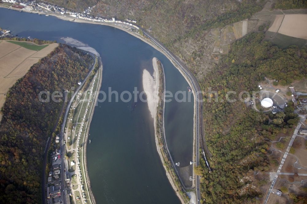 Aerial image Sankt Goarshausen - Shore areas exposed by low-water level riverbed on the Rhine river in Sankt Goarshausen in the state Rhineland-Palatinate, Germany