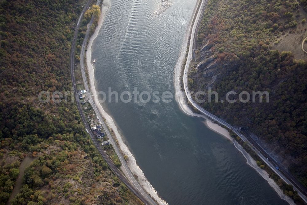 Aerial photograph Sankt Goarshausen - Shore areas exposed by low-water level riverbed on the Rhine river in Sankt Goarshausen in the state Rhineland-Palatinate, Germany