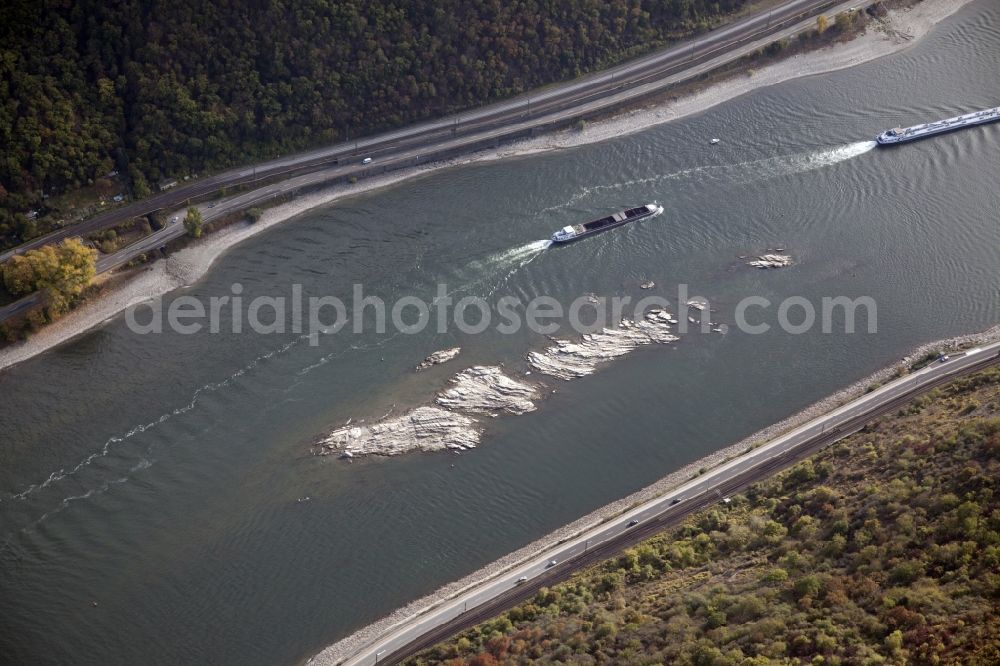 Sankt Goarshausen from above - Shore areas exposed by low-water level riverbed on the Rhine river in Sankt Goarshausen in the state Rhineland-Palatinate, Germany