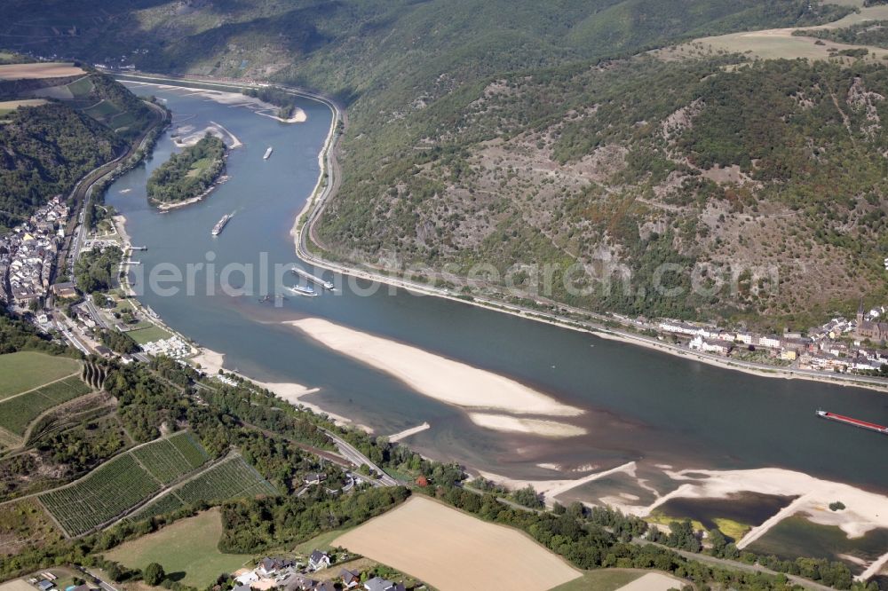 Aerial image Bacharach - Shore areas exposed by low-water level riverbed of the Rhien river near Bacharach in the state Rhineland-Palatinate, left, and the village Lorchhausen, right, in the state of Hesse