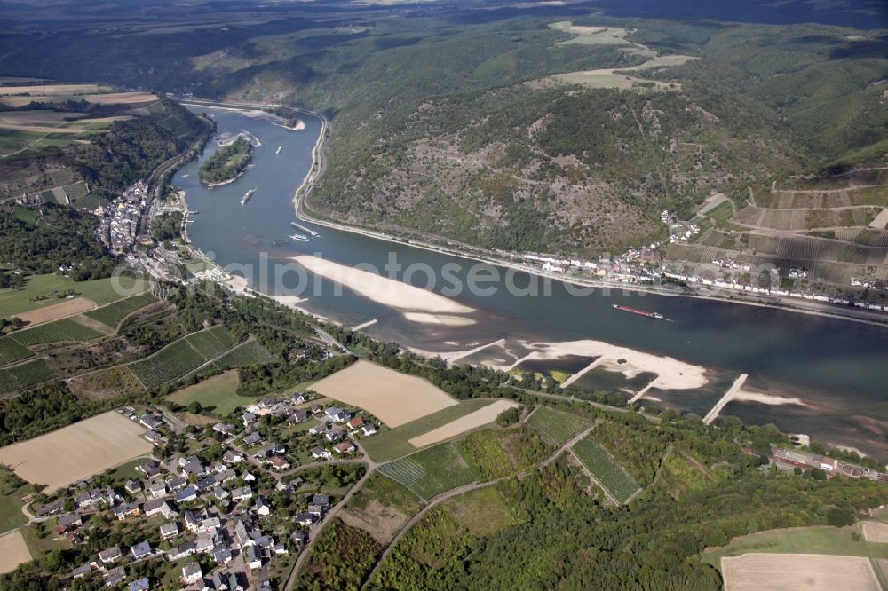 Aerial photograph Bacharach - Shore areas exposed by low-water level riverbed of the Rhien river near Bacharach in the state Rhineland-Palatinate, left, and the village Lorchhausen, right, in the state of Hesse