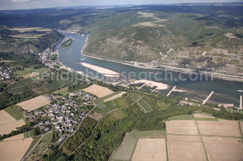 Bacharach from above - Shore areas exposed by low-water level riverbed of the Rhien river near Bacharach in the state Rhineland-Palatinate, left, and the village Lorchhausen, right, in the state of Hesse