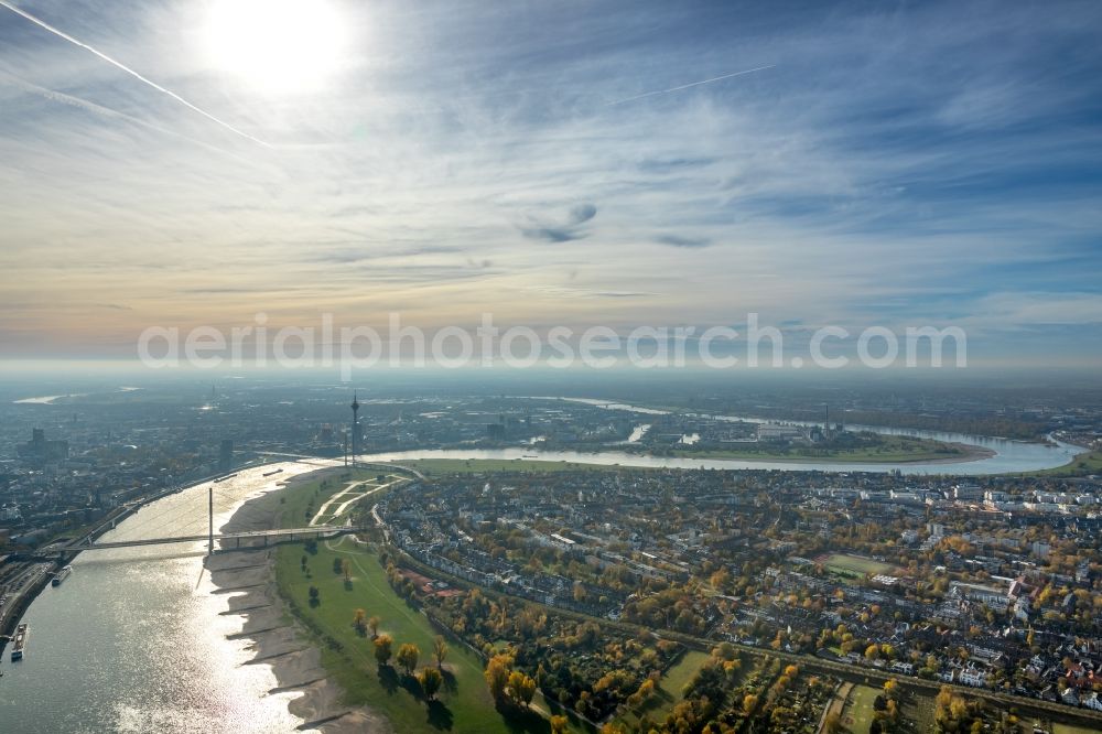 Düsseldorf from the bird's eye view: Shore areas exposed by low-water level riverbed of the Rhine river in Duesseldorf in the state North Rhine-Westphalia, Germany