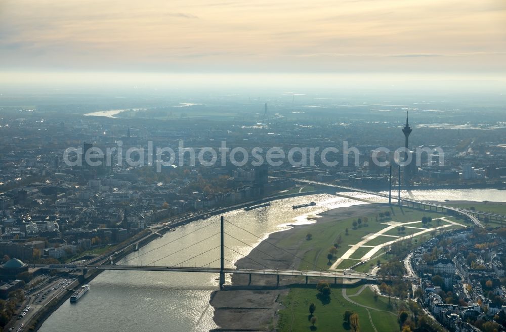 Aerial image Düsseldorf - Shore areas exposed by low-water level riverbed of the Rhine river in Duesseldorf in the state North Rhine-Westphalia, Germany