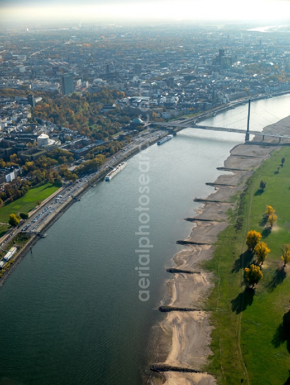 Aerial photograph Düsseldorf - Shore areas exposed by low-water level riverbed of the Rhine river in Duesseldorf in the state North Rhine-Westphalia, Germany