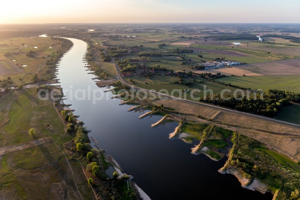 Darchau from the bird's eye view: Shore areas exposed by low-water level riverbed of the River Elbe in Darchau in the state Lower Saxony, Germany