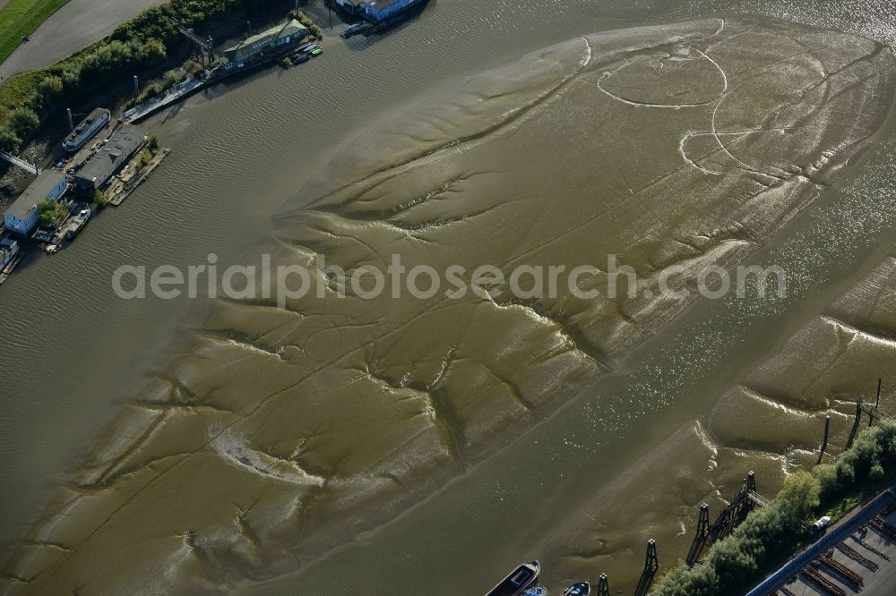 Hamburg from the bird's eye view: Shore areas exposed by low-water level riverbed the Elbe in the harbor basin of Spreehafen in Hamburg in Germany