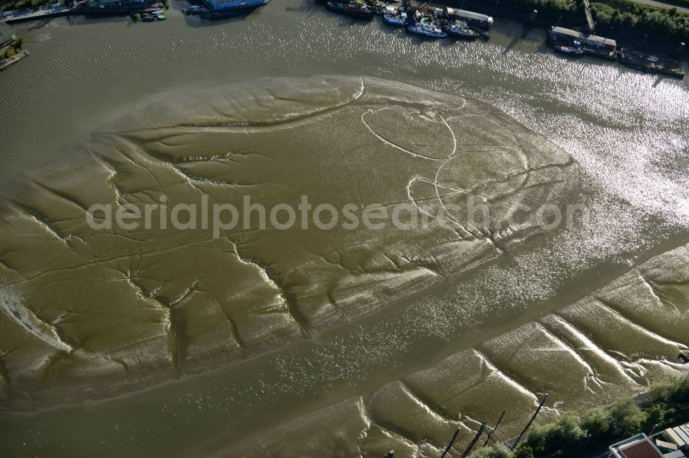 Aerial image Hamburg - Shore areas exposed by low-water level riverbed the Elbe in the harbor basin of Spreehafen in Hamburg in Germany