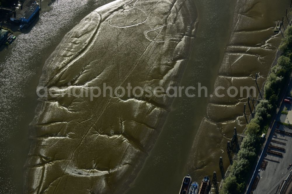 Hamburg from the bird's eye view: Shore areas exposed by low-water level riverbed the Elbe in the harbor basin of Spreehafen in Hamburg in Germany