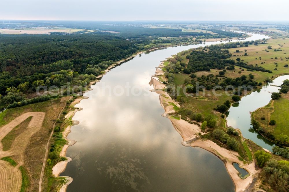 Neu Darchau from the bird's eye view: Shore areas exposed by low-water level riverbed of the River Elbe in Neu Darchau in the state Lower Saxony, Germany