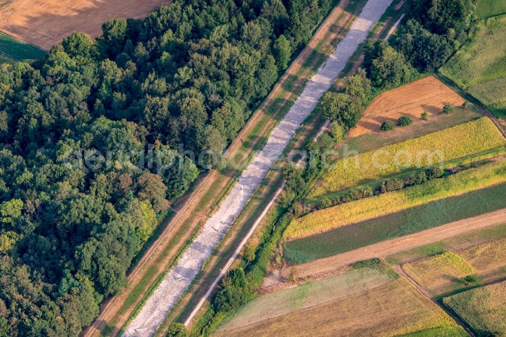 Teningen from the bird's eye view: Shore areas exposed by low-water level riverbed Elz Kanal Suedbaden in Teningen in the state Baden-Wurttemberg, Germany