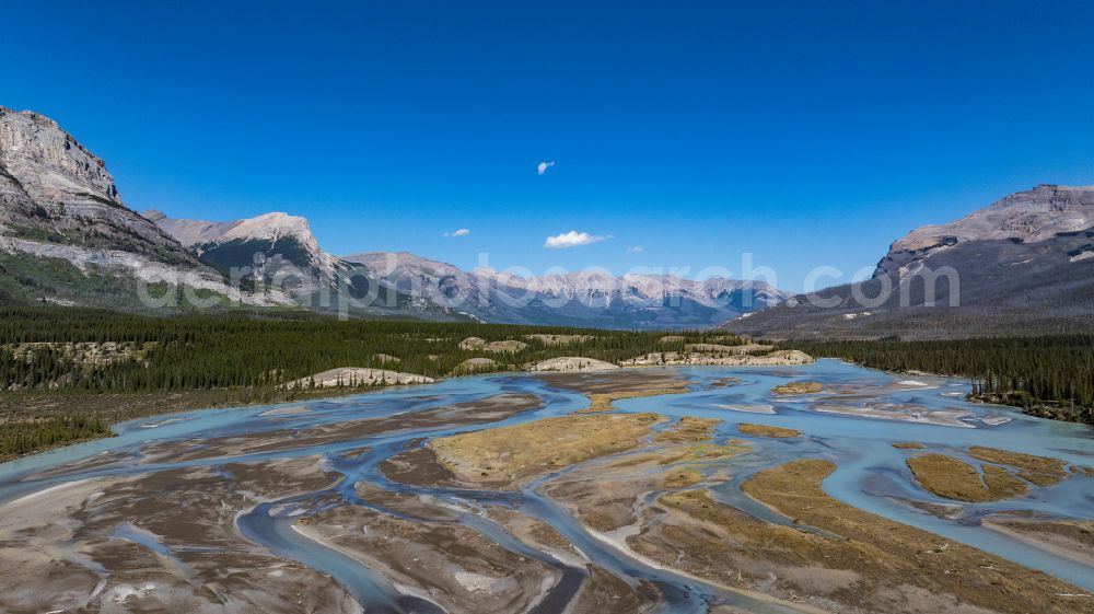 Aerial photograph Saskatchewan River Crossing - Shore areas exposed by low-water level riverbed North Saskatchewan River in Canadian Rocky Mountains, on street Icefields Parkway in Saskatchewan River Crossing in Alberta, Canada