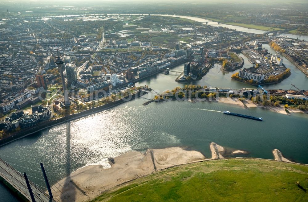 Aerial photograph Düsseldorf - Shore areas exposed by low-water level riverbed in the district Oberkassel in Duesseldorf in the state North Rhine-Westphalia, Germany