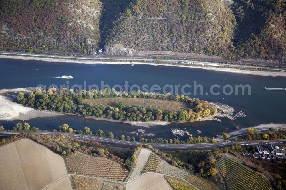 Aerial photograph Bacharach - Shore areas exposed by low-water level riverbed on the Rhine river in Bacharach in the state Rhineland-Palatinate, Germany. Therein the island Bacharacher Werth. The larger part of the island is planted with vines