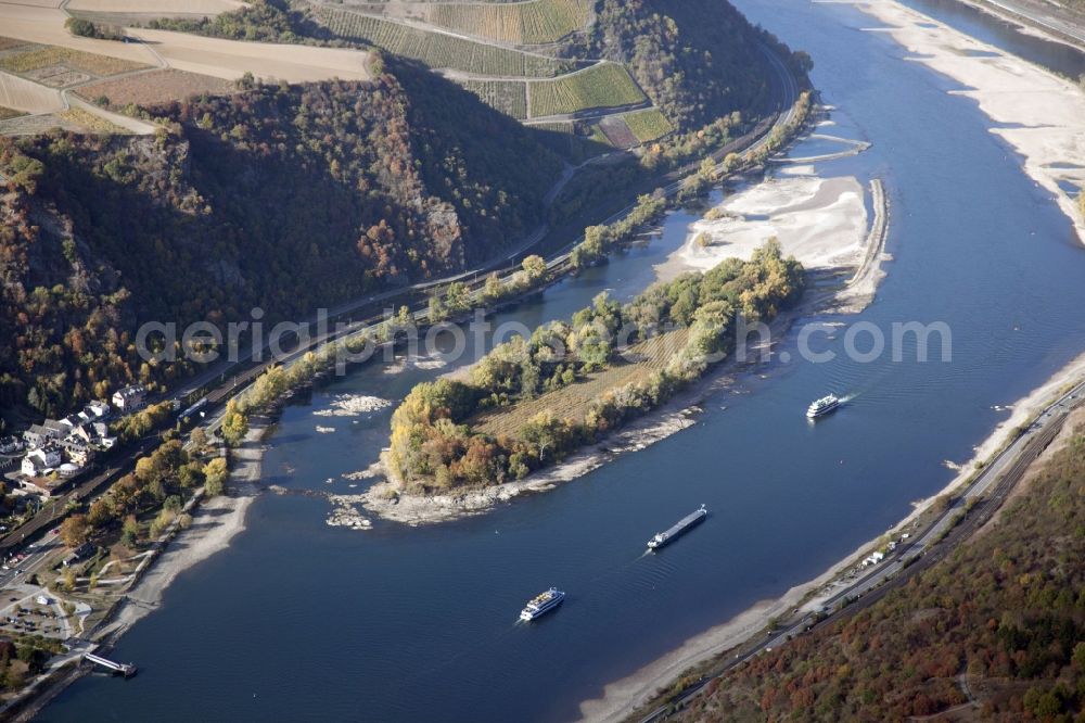 Bacharach from the bird's eye view: Shore areas exposed by low-water level riverbed on the Rhine river in Bacharach in the state Rhineland-Palatinate, Germany. Therein the island Bacharacher Werth. The larger part of the island is planted with vines