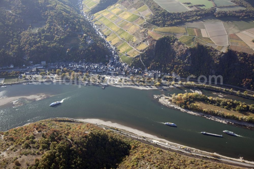 Aerial image Bacharach - Shore areas exposed by low-water level riverbed on the Rhine river in Bacharach in the state Rhineland-Palatinate, Germany. Therein the island Bacharacher Werth. The larger part of the island is planted with vines