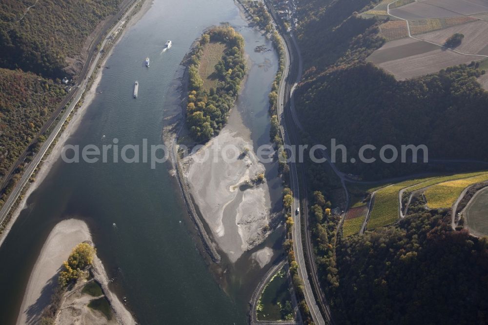 Bacharach from the bird's eye view: Shore areas exposed by low-water level riverbed on the Rhine river in Bacharach in the state Rhineland-Palatinate, Germany. Therein the island Bacharacher Werth. The larger part of the island is planted with vines