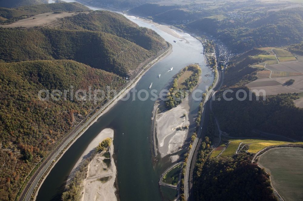 Aerial image Bacharach - Shore areas exposed by low-water level riverbed on the Rhine river in Bacharach in the state Rhineland-Palatinate, Germany. Therein the island Bacharacher Werth. The larger part of the island is planted with vines