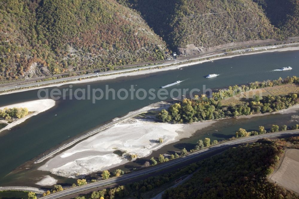 Aerial photograph Bacharach - Shore areas exposed by low-water level riverbed on the Rhine river in Bacharach in the state Rhineland-Palatinate, Germany. Therein the island Bacharacher Werth. The larger part of the island is planted with vines