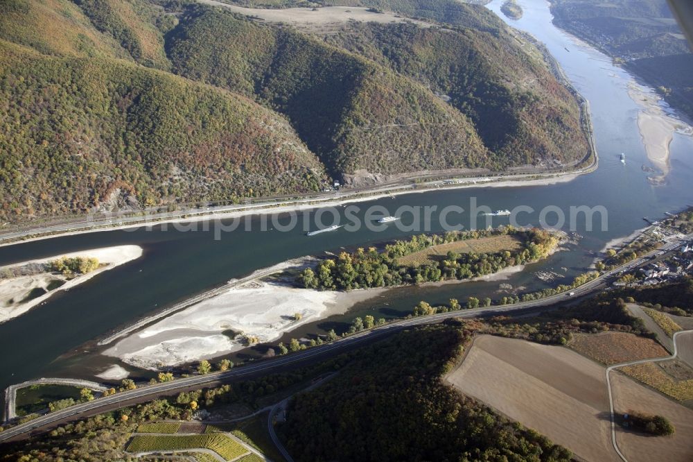 Bacharach from above - Shore areas exposed by low-water level riverbed on the Rhine river in Bacharach in the state Rhineland-Palatinate, Germany. Therein the island Bacharacher Werth. The larger part of the island is planted with vines