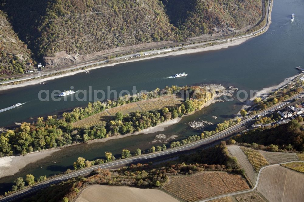 Bacharach from the bird's eye view: Shore areas exposed by low-water level riverbed on the Rhine river in Bacharach in the state Rhineland-Palatinate, Germany. Therein the island Bacharacher Werth. The larger part of the island is planted with vines