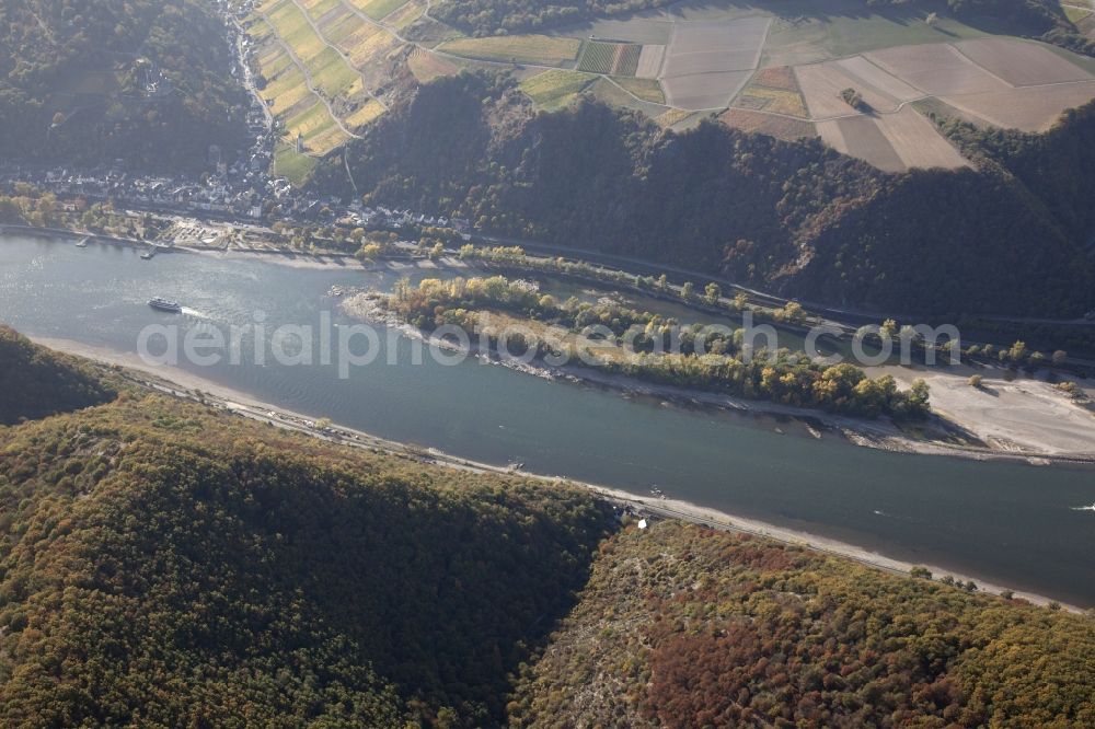 Aerial image Bacharach - Shore areas exposed by low-water level riverbed on the Rhine river in Bacharach in the state Rhineland-Palatinate, Germany. Therein the island Bacharacher Werth. The larger part of the island is planted with vines