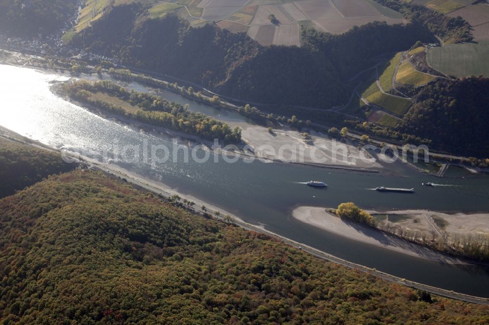 Aerial photograph Bacharach - Shore areas exposed by low-water level riverbed on the Rhine river in Bacharach in the state Rhineland-Palatinate, Germany. Therein the island Bacharacher Werth. The larger part of the island is planted with vines