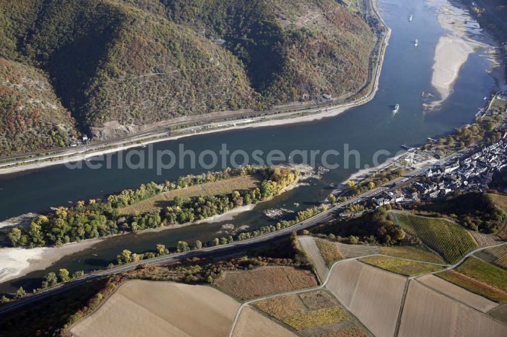 Bacharach from the bird's eye view: Shore areas exposed by low-water level riverbed on the Rhine river in Bacharach in the state Rhineland-Palatinate, Germany. Therein the island Bacharacher Werth. The larger part of the island is planted with vines