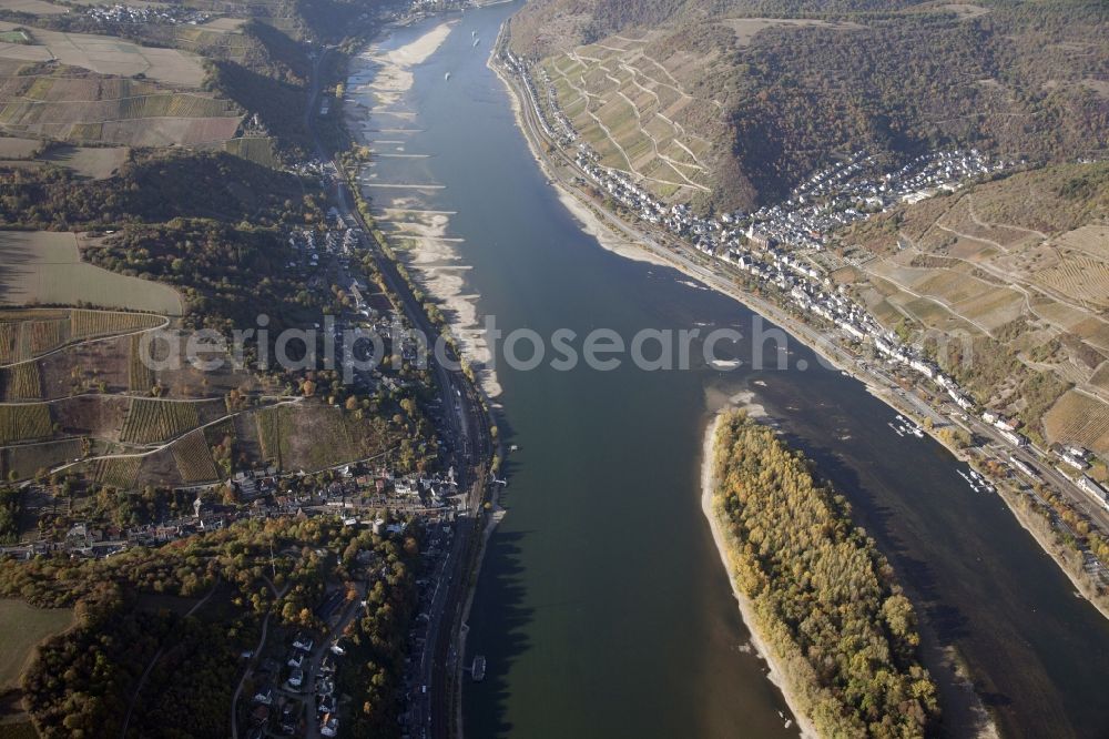 Aerial image Bacharach - Shore areas exposed by low-water level riverbed on the Rhine river in Bacharach in the state Rhineland-Palatinate, Germany. Therein the island Bacharacher Werth. The larger part of the island is planted with vines